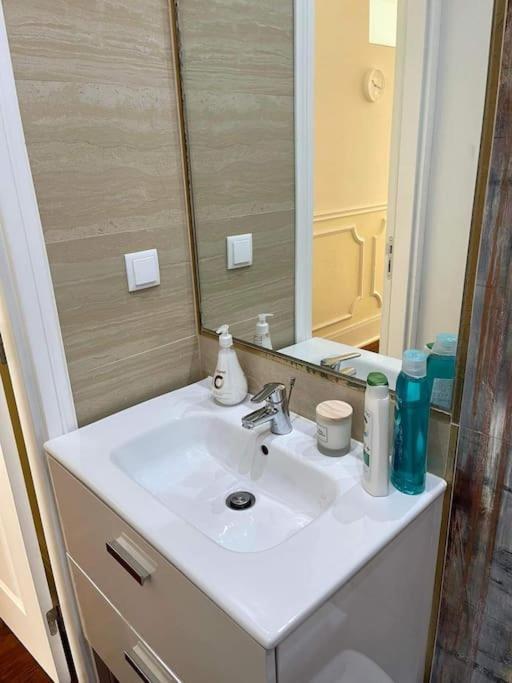 2 Bdrms Near Lx Factory Free Parking Apartment